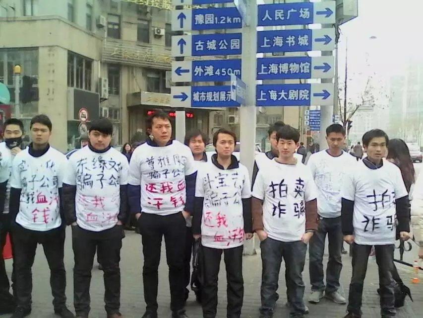 包含精心布局！球员们在场上紧张角逐争取进球的词条